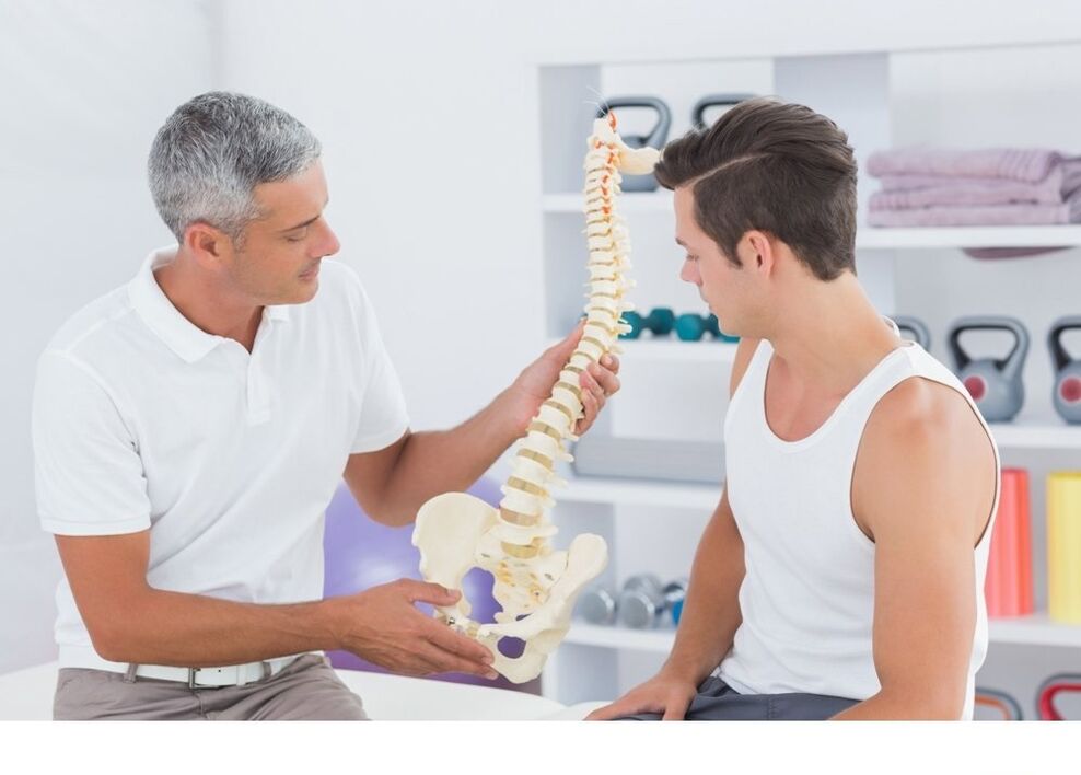 Der Arzt zeigt dem Patienten die Arthrose der Wirbelsäule